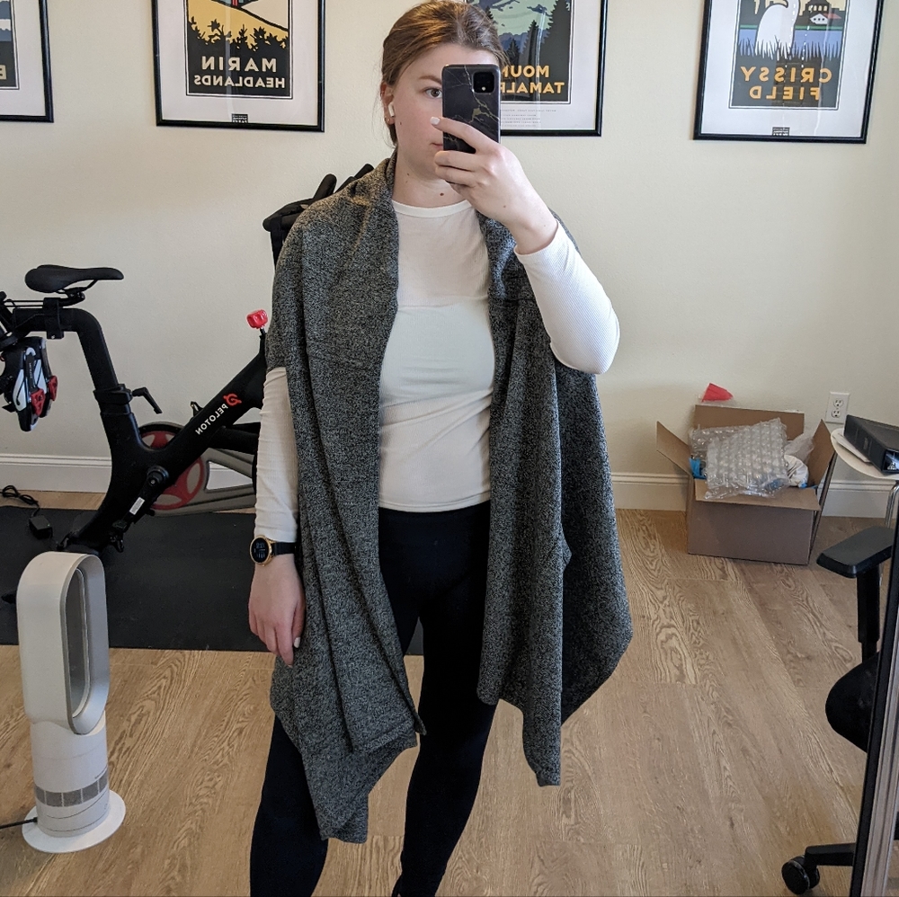 NWOT Lululemon Shawl/Wrap with Pockets